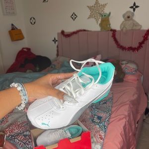 Women Pumas Sports Running Shoes.